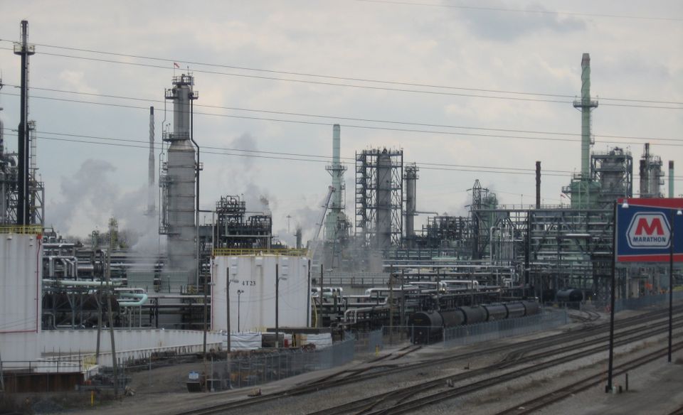 Explosion at Detroit oil refinery raises danger of wider disaster