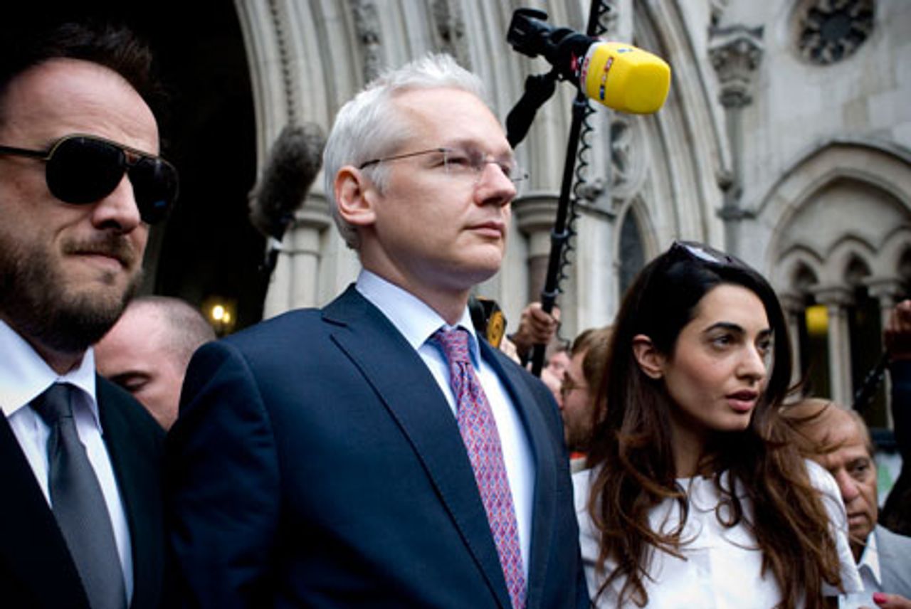 Julian Assange beim Verlassen des Royal Court of Justice in London im letzten Juli (photo: acidpolly)