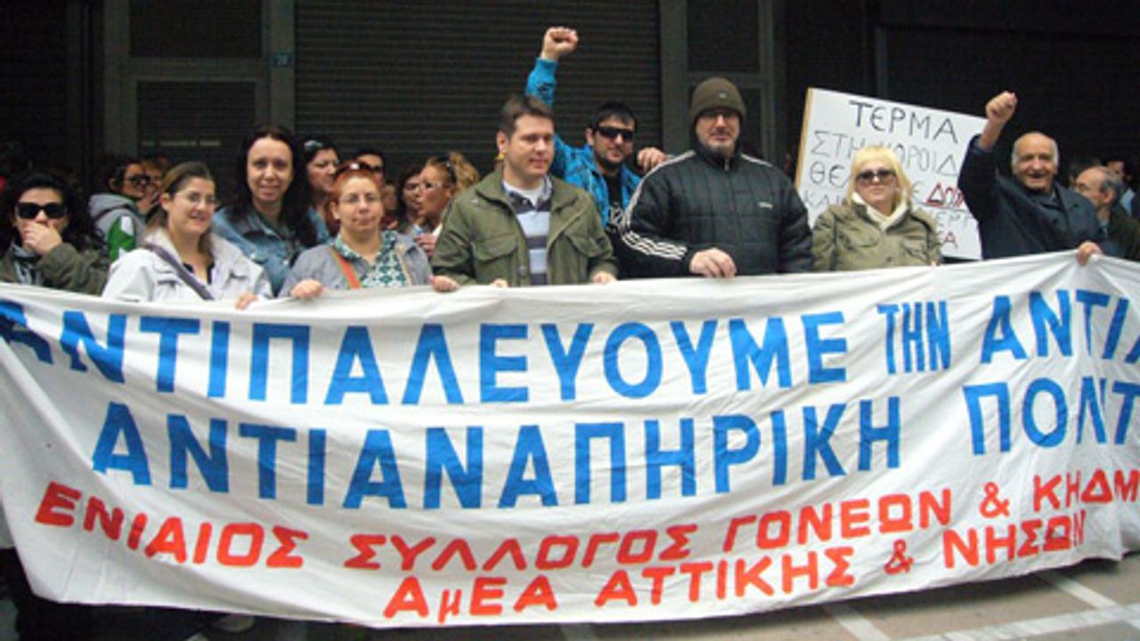 Behinderte protestieren vor einer Regierungsstelle in Athen