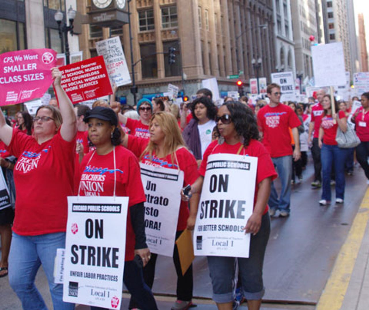 Lehrer demonstrieren in der Innenstadt von Chicago.