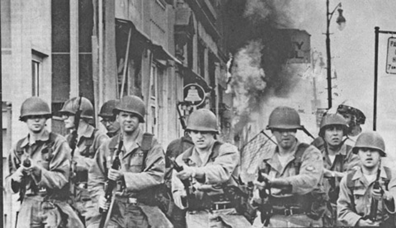 Soldaten der Nationalgarde marschieren 1967 durch Detroit