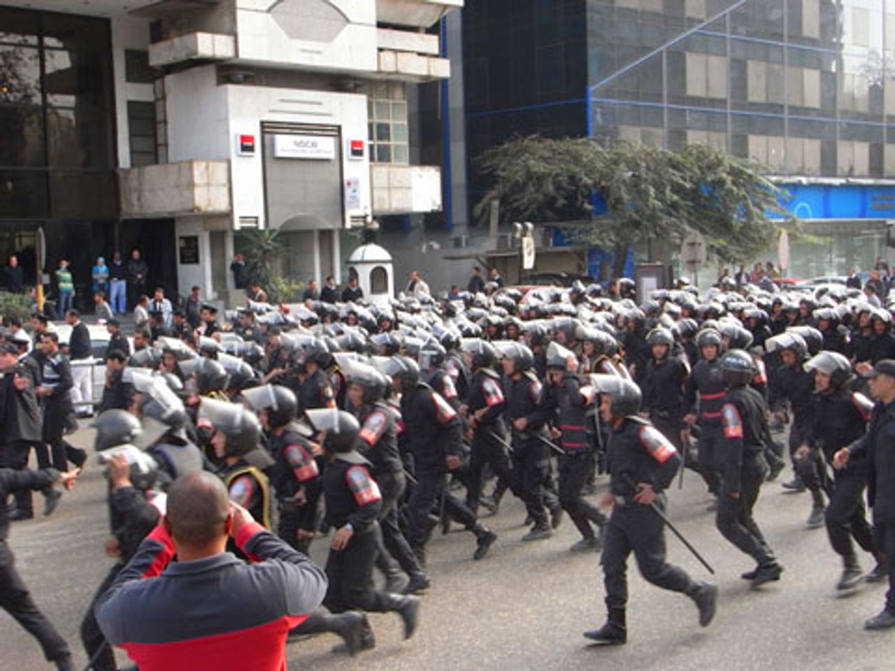 Polizei greift Demonstranten an