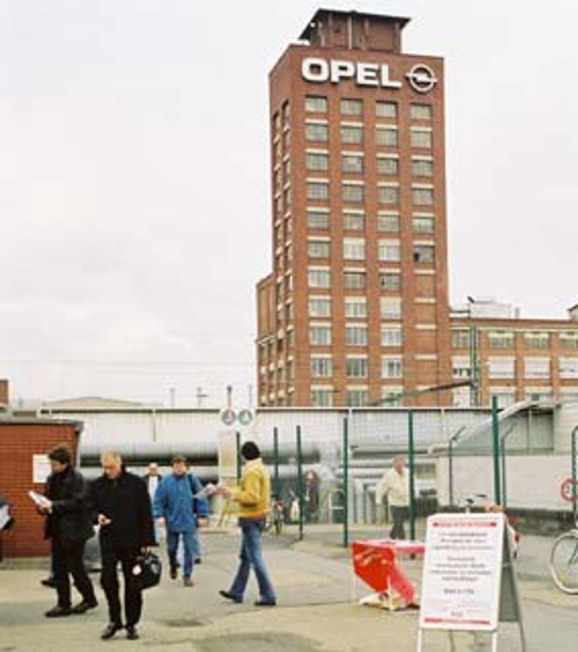 Am Portal 45 der Opelwerke R�sselsheim