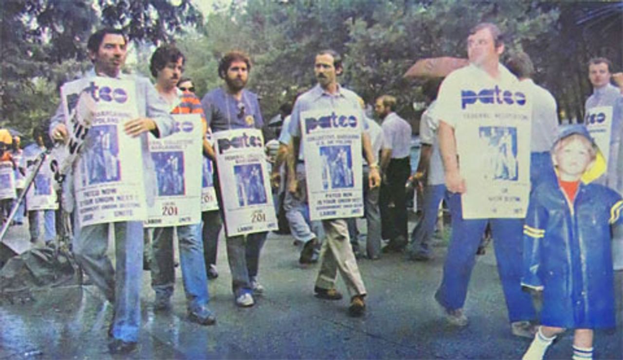 Streikende PATCO-Mitglieder demonstrieren vor dem Bundesgericht in Brooklyn, wo PATCO-Präsident Robert Poli zur Herausgabe des Gewerkschaftsvermögens verurteilt wurde