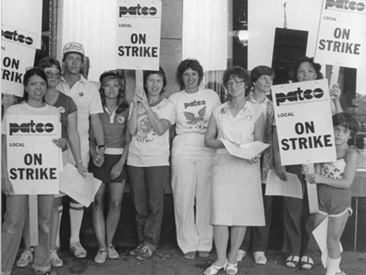 Familienmitglieder unterstützen die PATCO-Streikposten