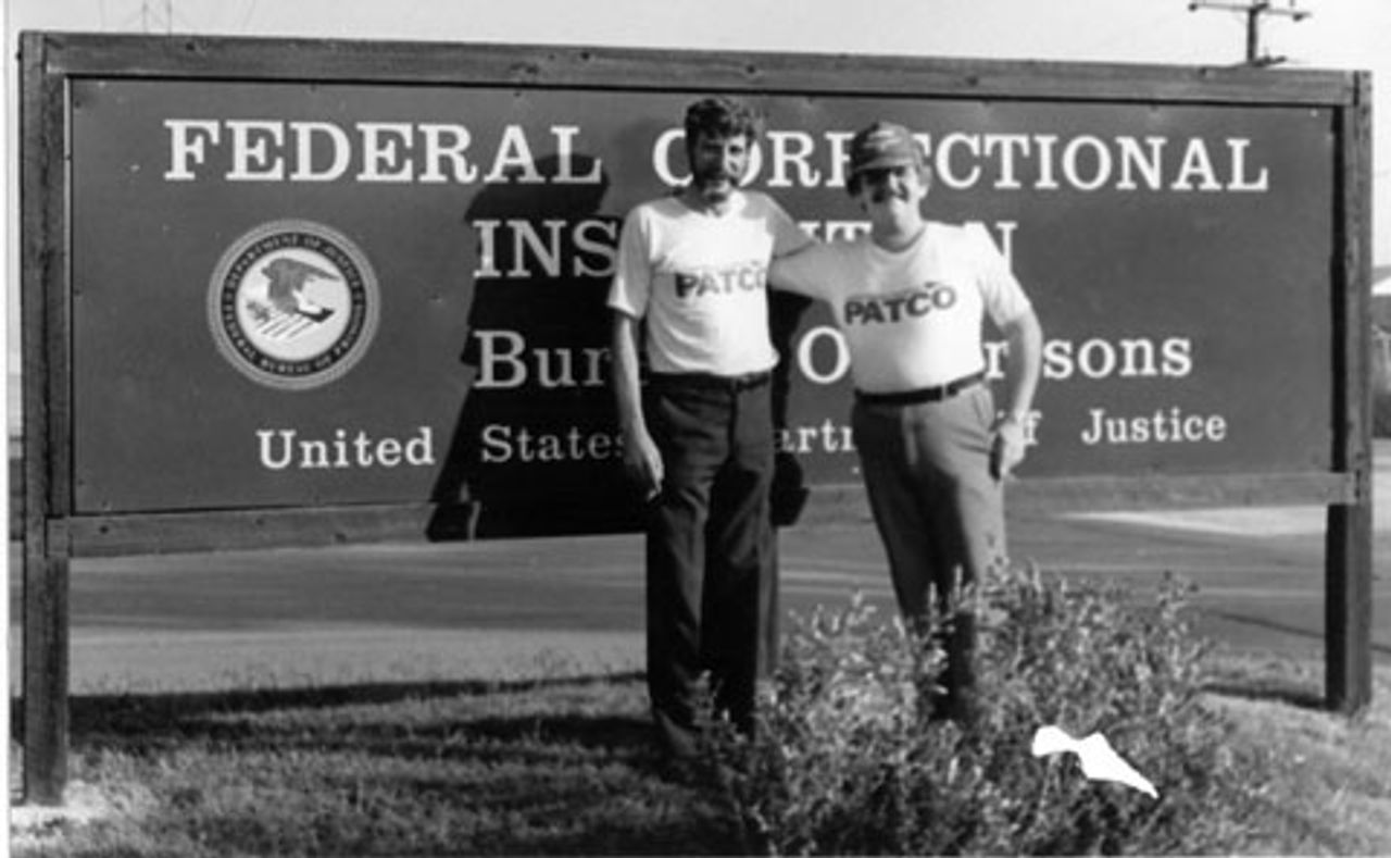 Die führenden PATCO-Mitglieder Dick Hoover und Ron May vor dem Bundesgefängnis in Texas
