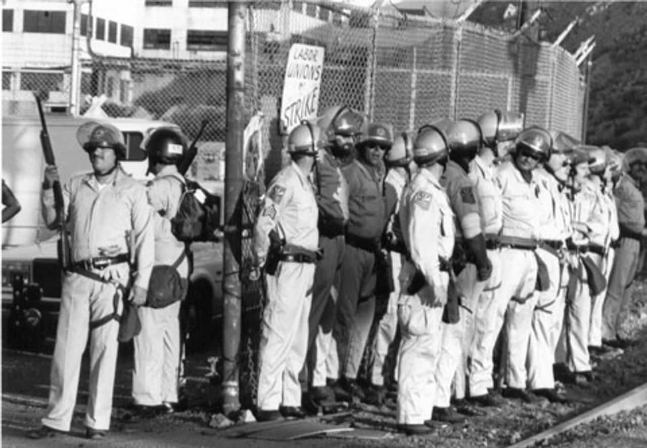 Truppen vor den Phelps Dodge Bergwerken 1984