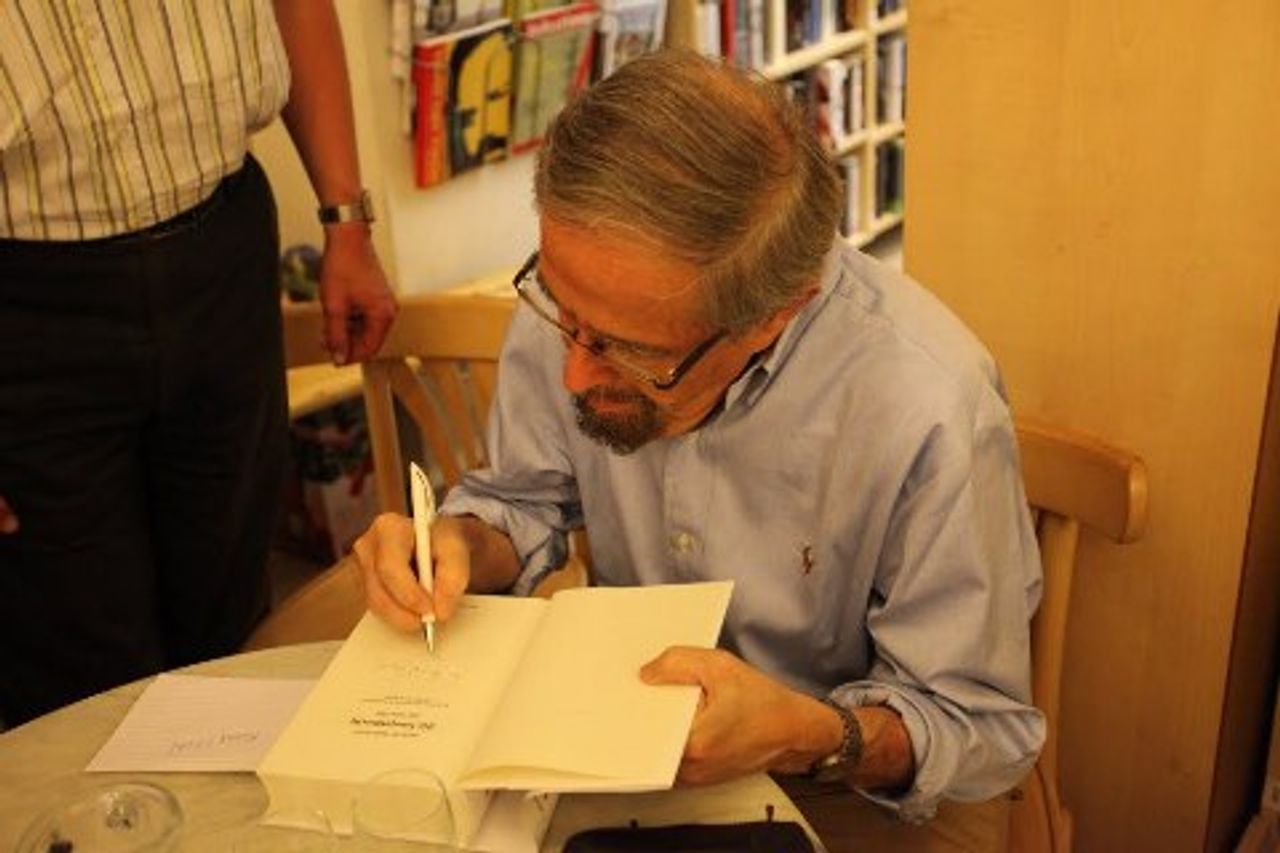Alexander Rabinowitch beim Signieren seines Buches