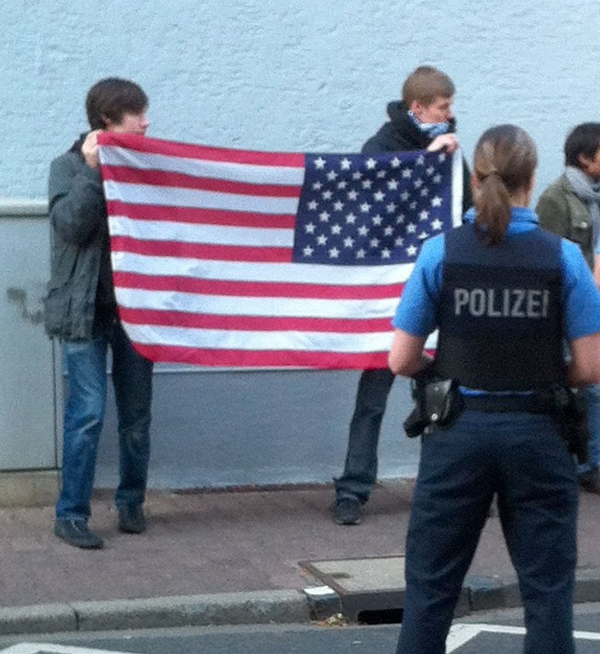 Störer mit amerikanischer Flagge nach Eintreffen der Polizei
