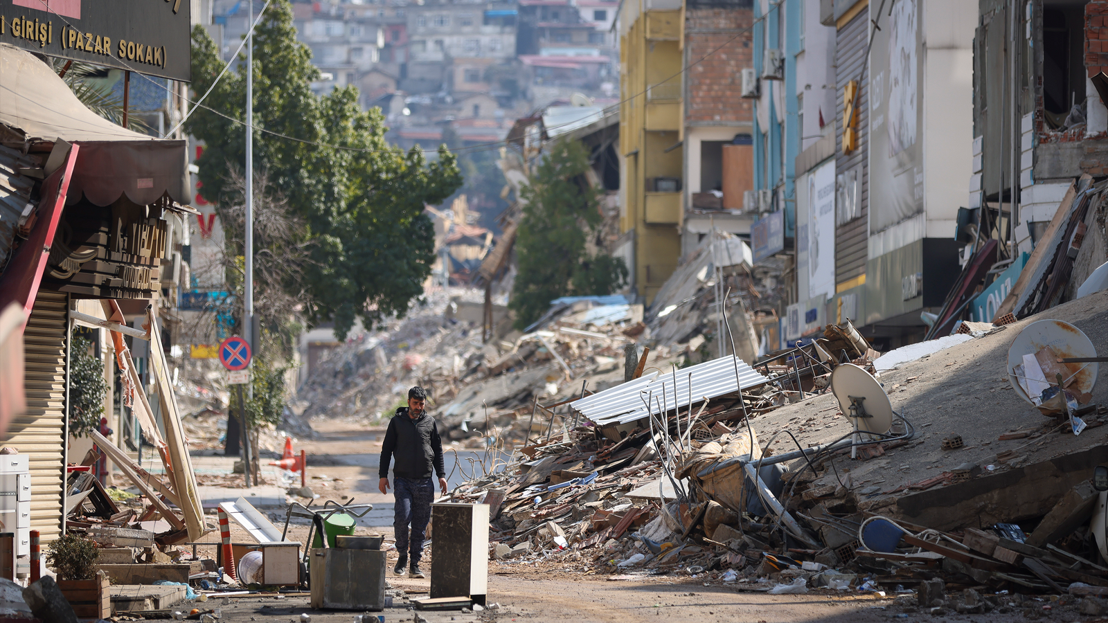 Gli Stati Uniti e la NATO pianificano la guerra, ignorando le vittime del terremoto in Turchia e Siria