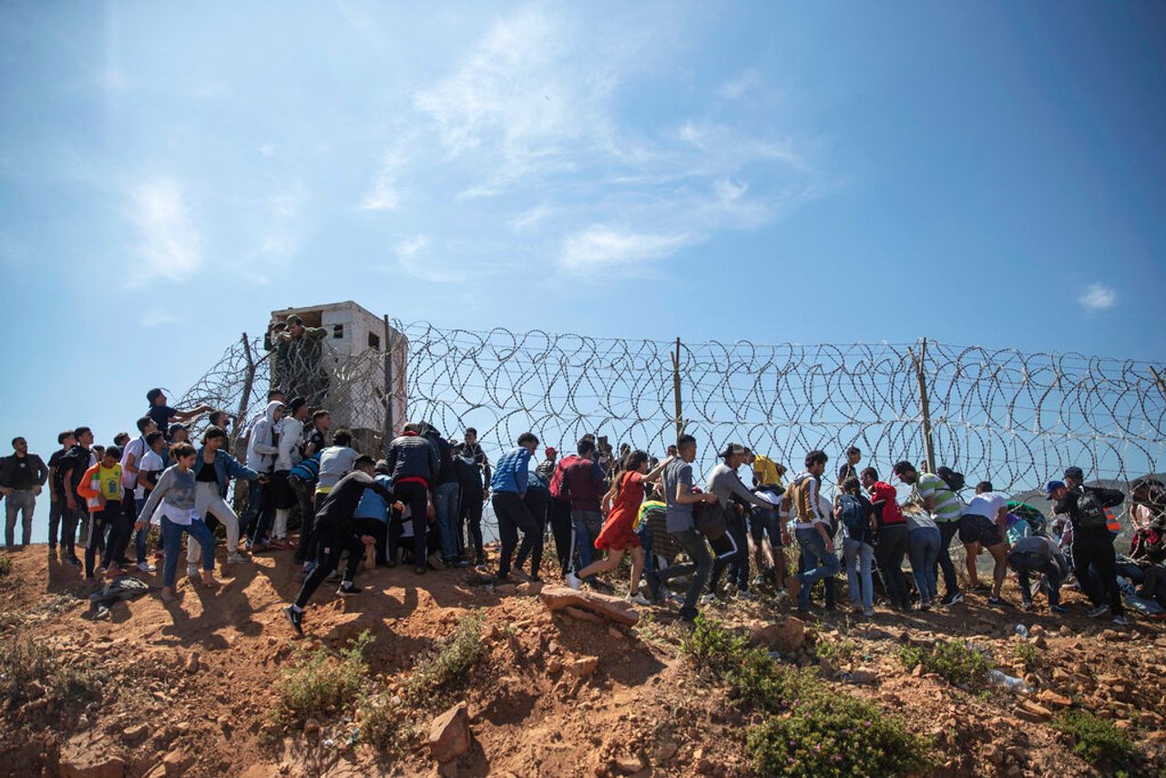 Spain deploys army against refugees fleeing across border with Morocco -  World Socialist Web Site