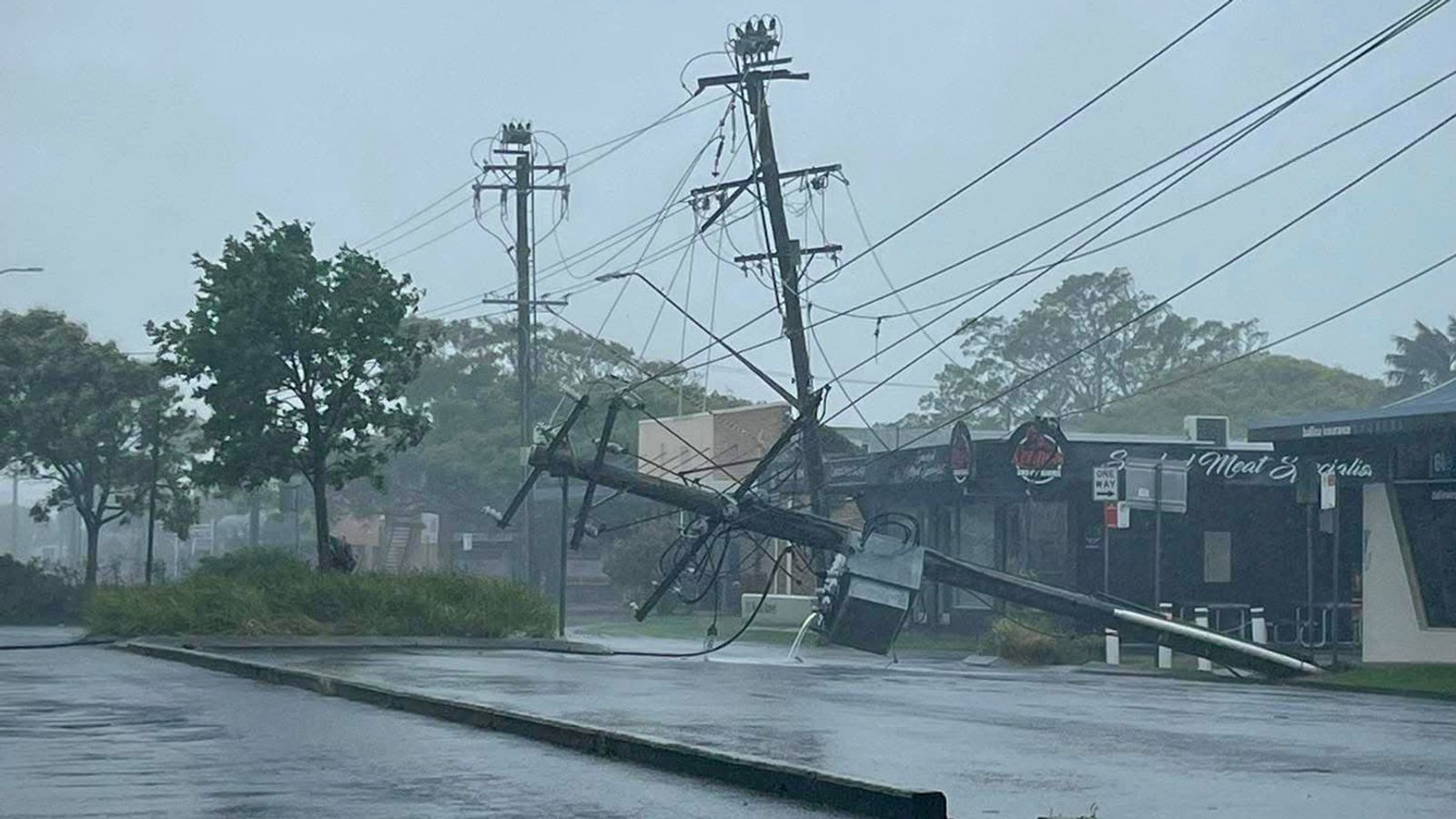 Cyclone Alfredは、オーストラリアの主要な人口センターにヒットします