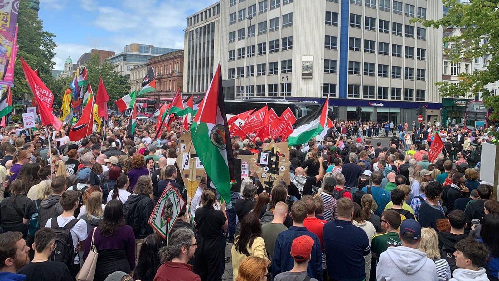 北アイルランドでの極右とロイヤリストの暴動に対する大規模な反対