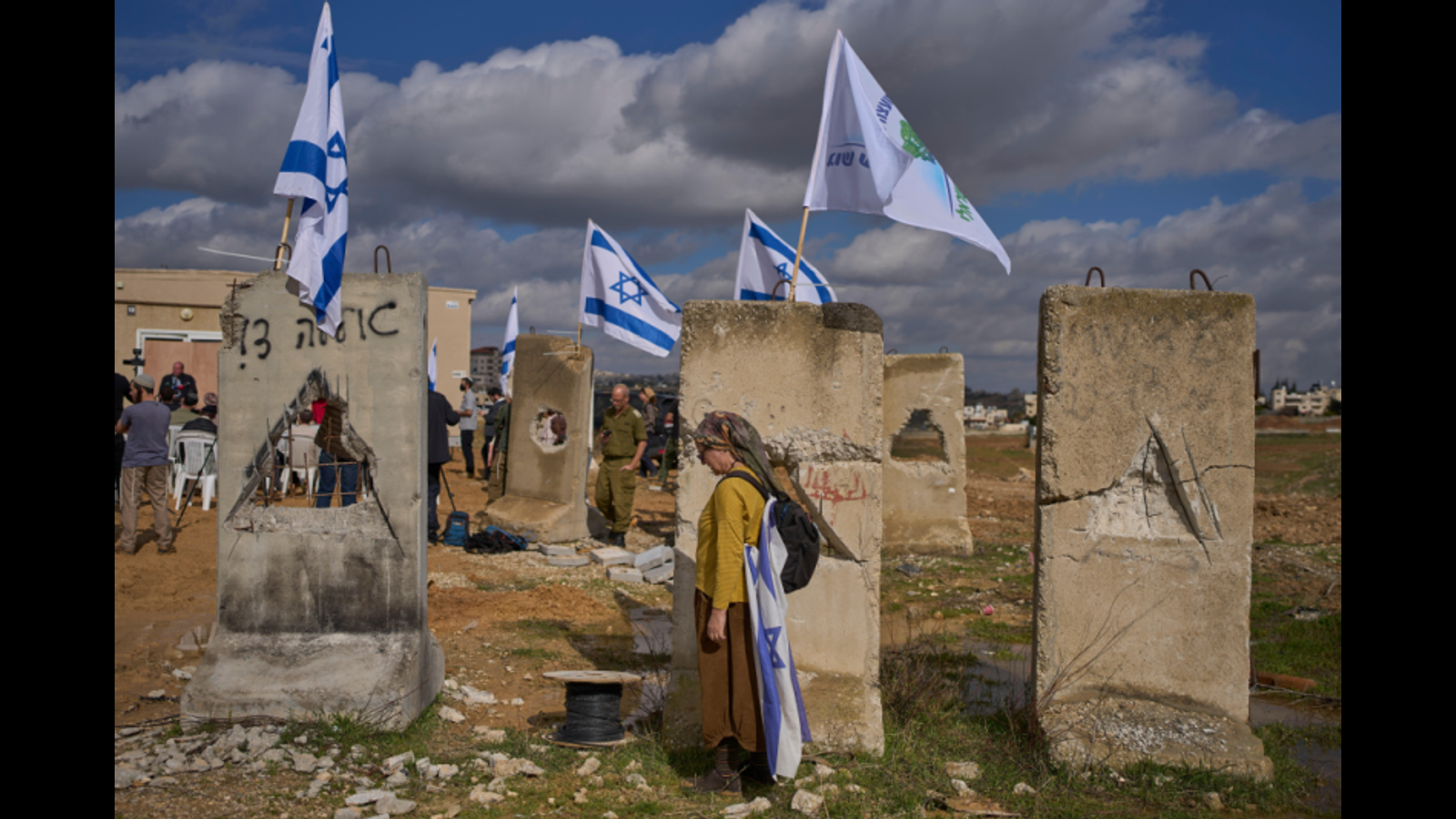 Israel tight­ens grip on West Bank to “bury the idea of a Palestinian state”