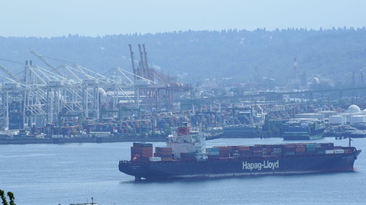 As scab freighters arrive at US ports to avoid strike in Canada
