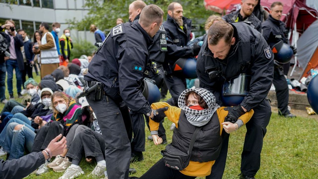 Hunderte-Dozenten-verurteilen-Polizeiterror-an-Berliner-Universit-ten