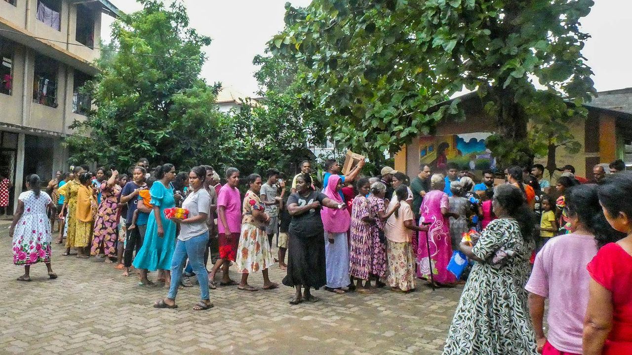 දිට්වා සුළි කුණාටුවෙන් 330 කට වැඩි පිරිසක් මරණයට පත්ව ශ්‍රී ලංකාවේ ලක්ෂ සංඛ්‍යාත ජනතාවක් පීඩාවට පත් වෙති