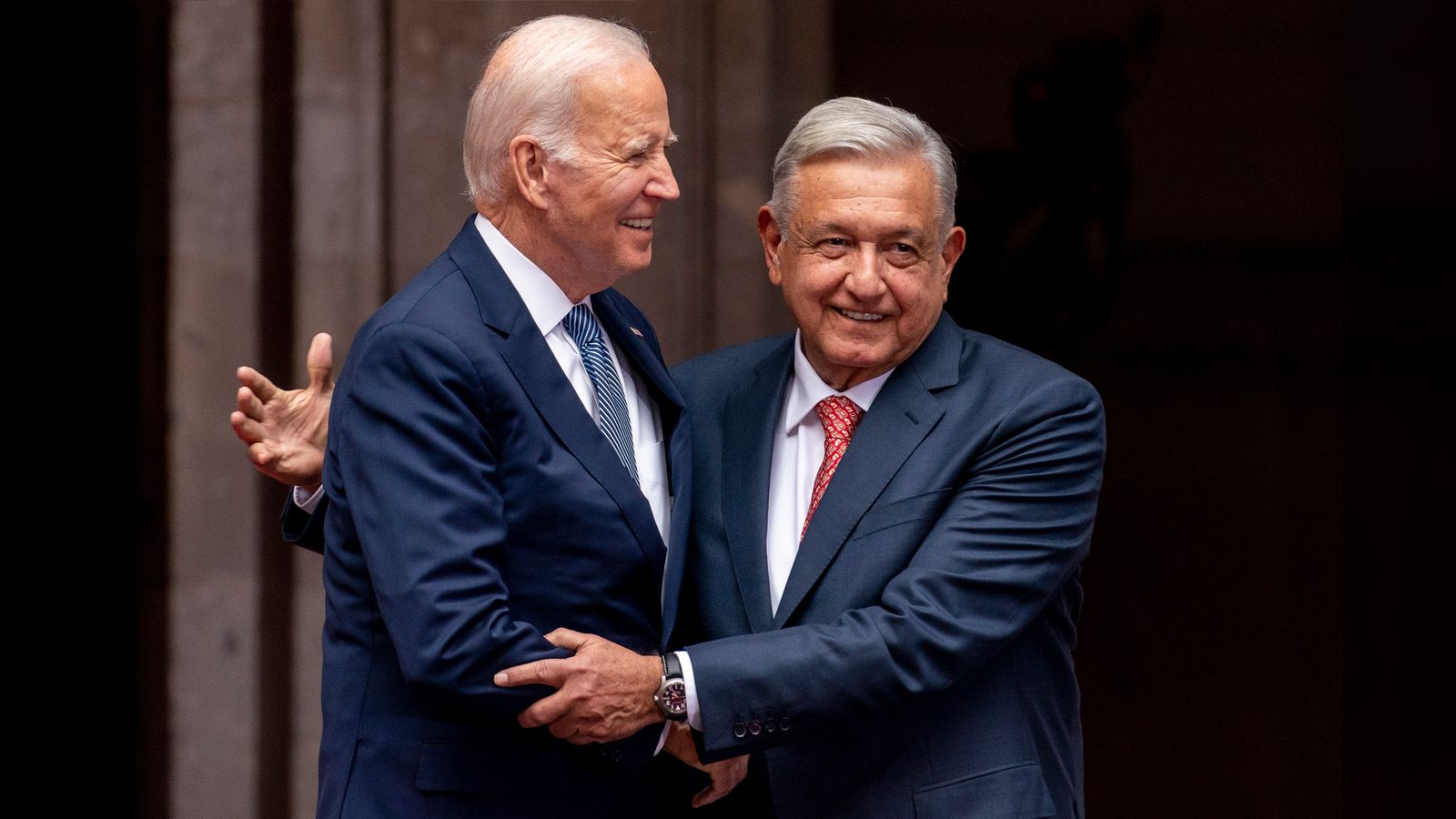 Biden promueve los intereses de EE. UU. y ataca a los inmigrantes en la cumbre de EE. UU.