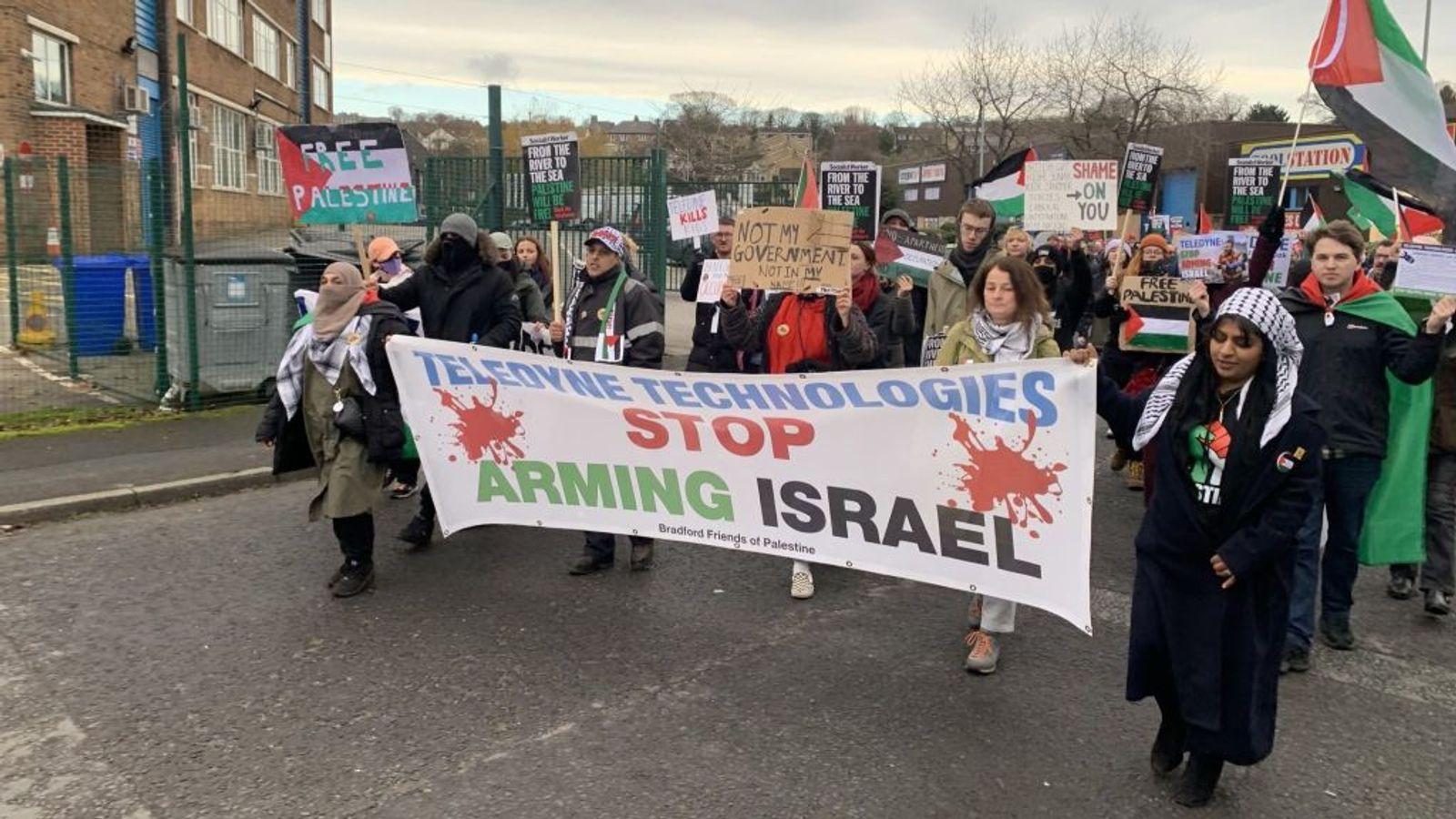 Britische Demonstranten demonstrieren vor Waffenfabriken und fordern „Stoppt den Völkermord mit der Bewaffnung“