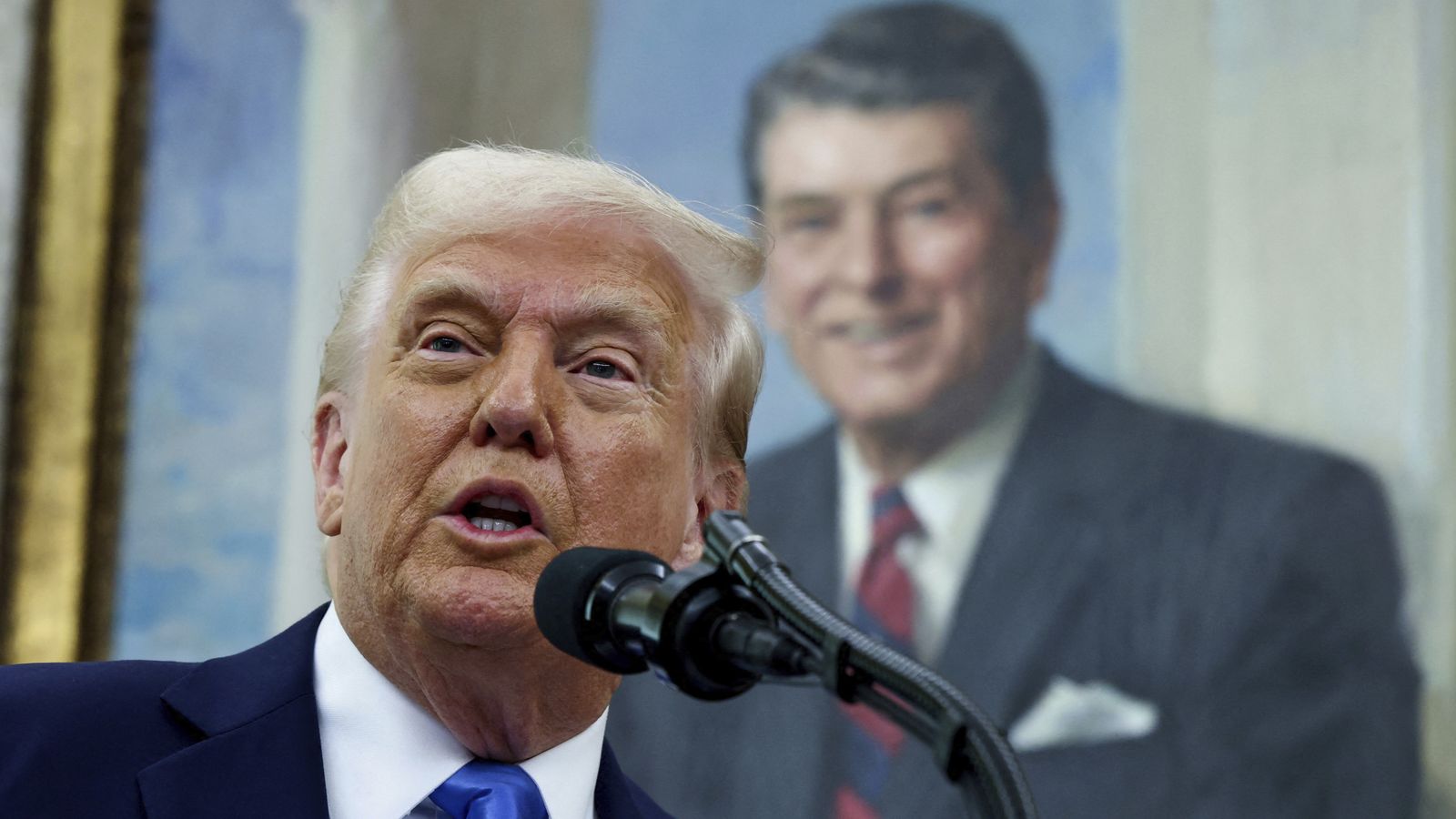 トランプは多くの連邦組合契約を終わらせる大統領令に署名し、官僚主義は「議会に電話する」と答えます