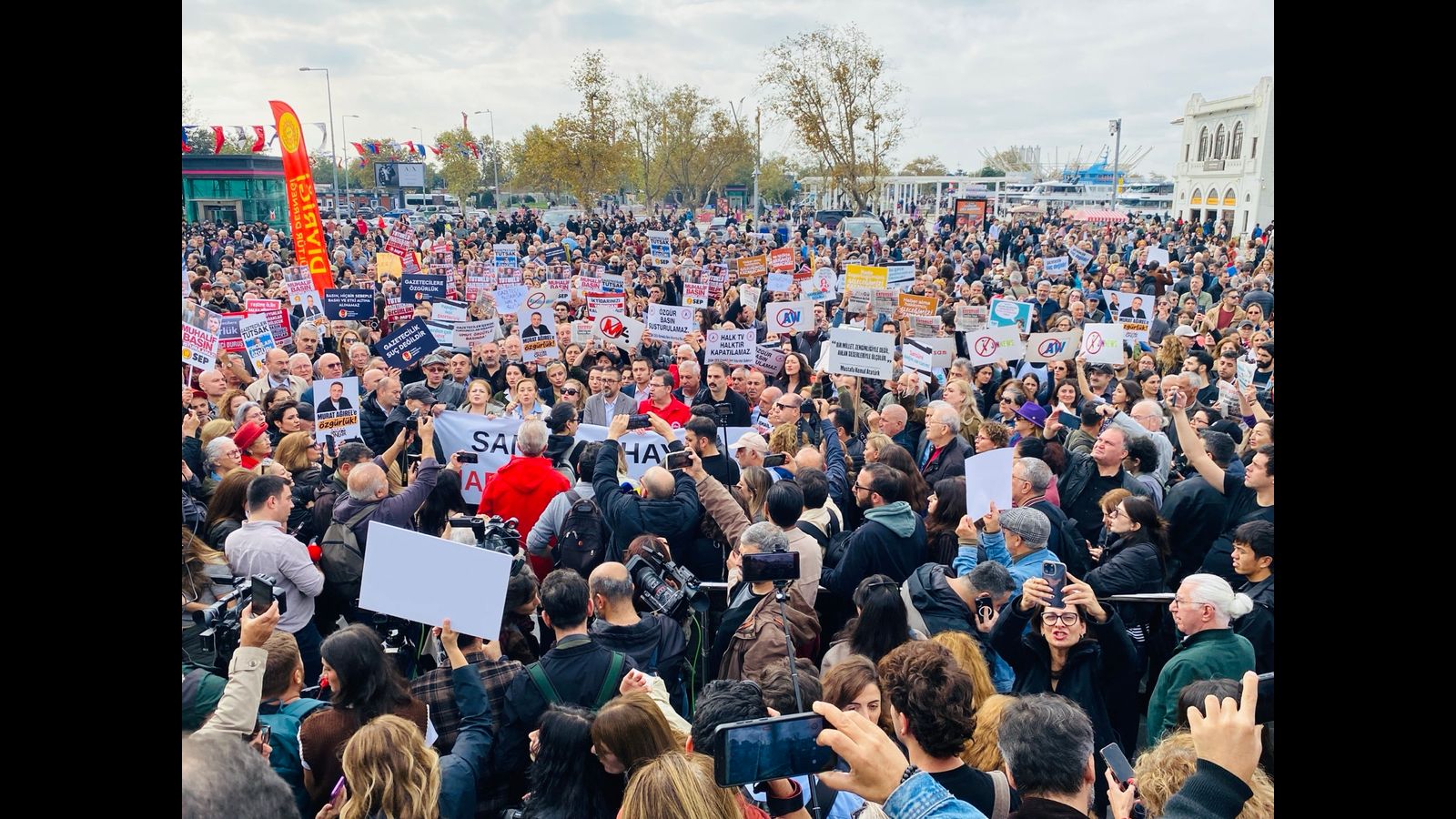 Journalists in Türkiye take to the streets against censorship and arrests
