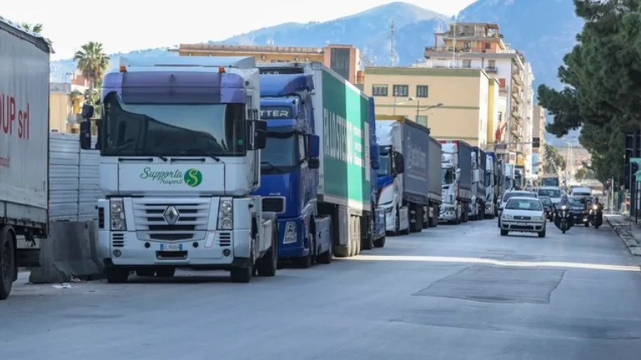 I conducenti di rimorchi spagnoli hanno lanciato uno sciopero nazionale per protestare contro i prezzi elevati del carburante
