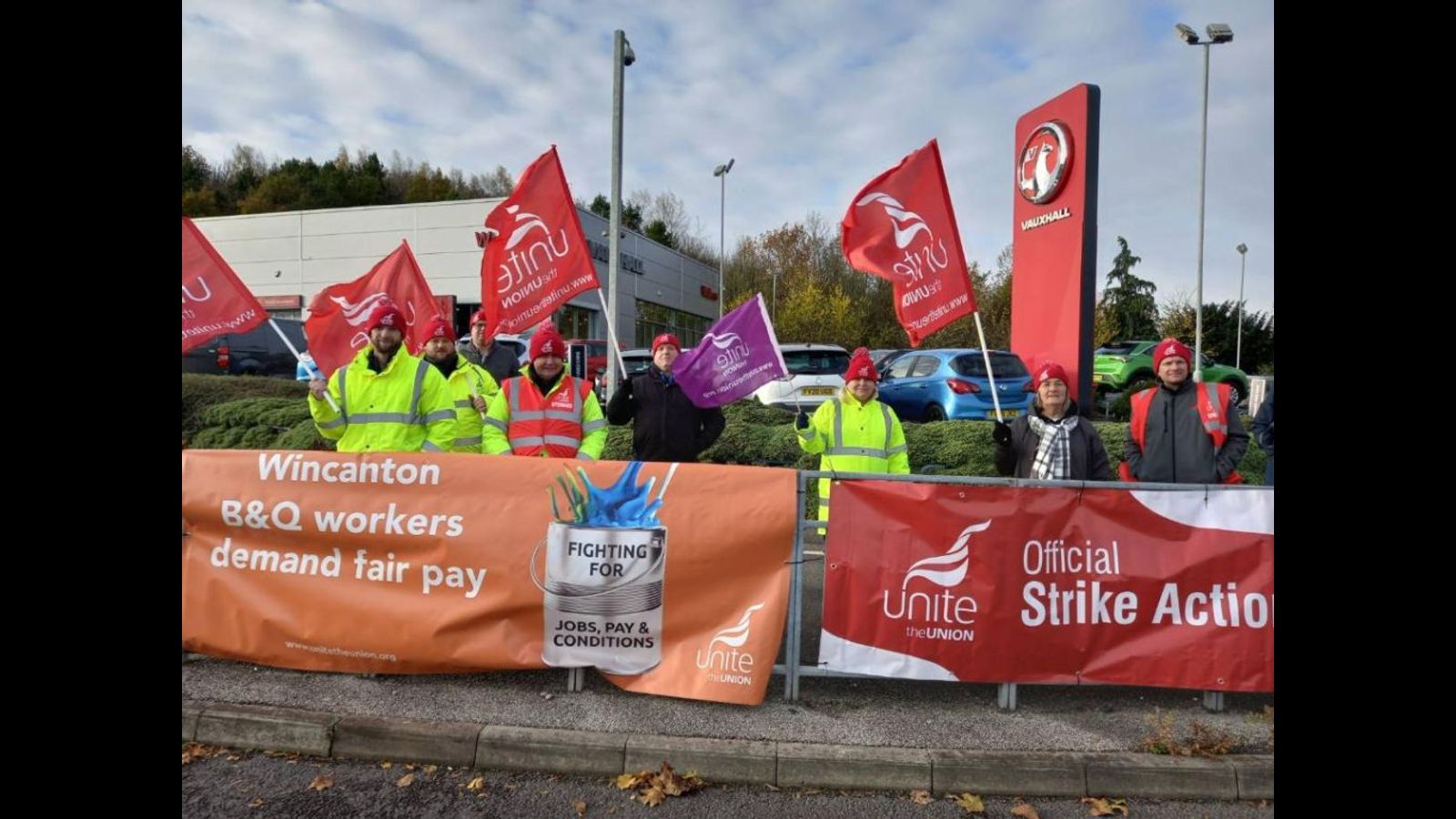 UK: Striking workers at B&Q distribution centre in Worksop determined ...