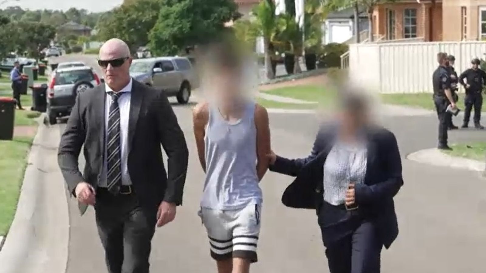 Bei großen Polizeirazzien wurden australische Teenager unter vagen „Terrorismus“-Vorwürfen festgenommen