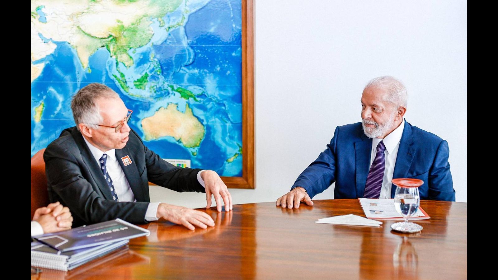 ブラジルとアルゼンチンへの大量自動車投資により、資本主義は「ピンク・タイド」のルーラとファシストのミレイを忠実な召使として認める