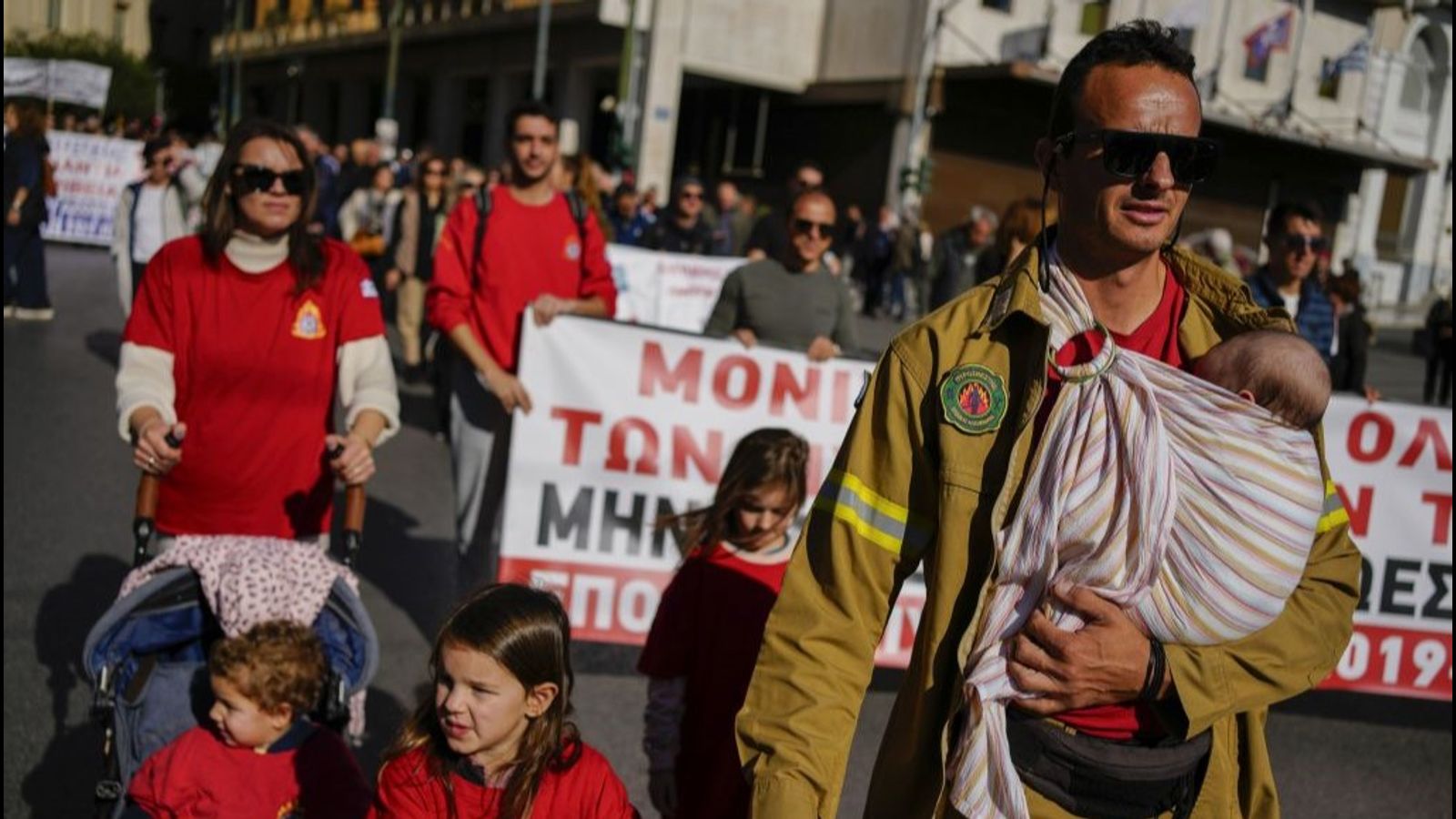 ギリシャで賃金引き上げと緊縮財政の廃止を求めてゼネスト
