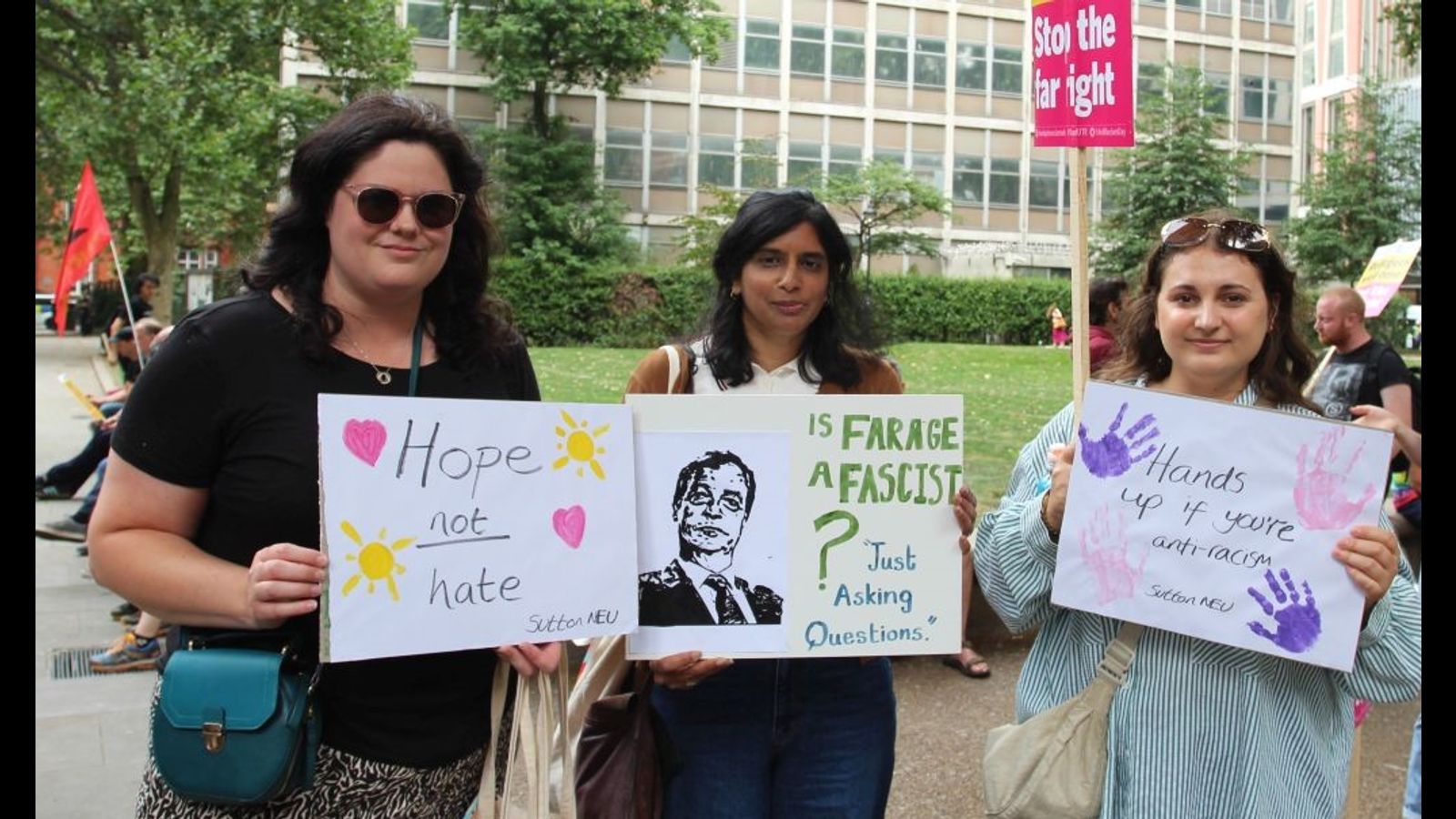 労働者と若者が英国で極右に反対する抗議活動で発言