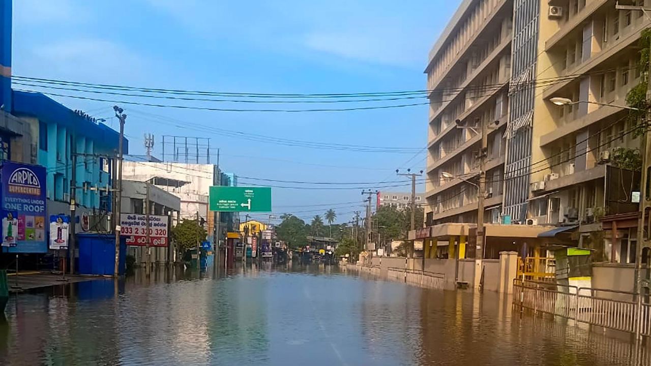 දිට්වා සුළි කුණාටුවෙන් 330 කට වැඩි පිරිසක් මරණයට පත්ව ශ්‍රී ලංකාවේ ලක්ෂ සංඛ්‍යාත ජනතාවක් පීඩාවට පත් වෙති