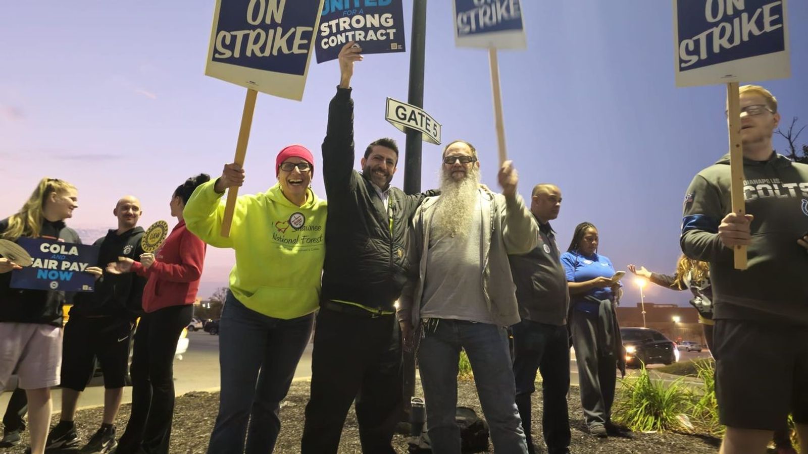 Der Vorstandsvorsitzende von Ford sagt: „Nimm es oder lass es“, während die Autoarbeiter auf einen umfassenden Streik drängen