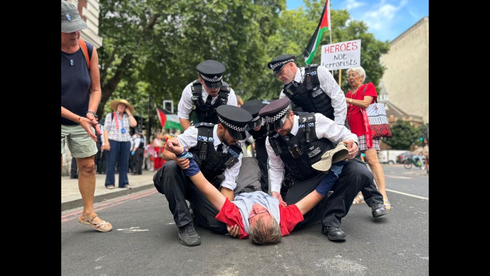 Des défenseurs de Palestine Action arrêtés en masse devant le tribunal de Westminster