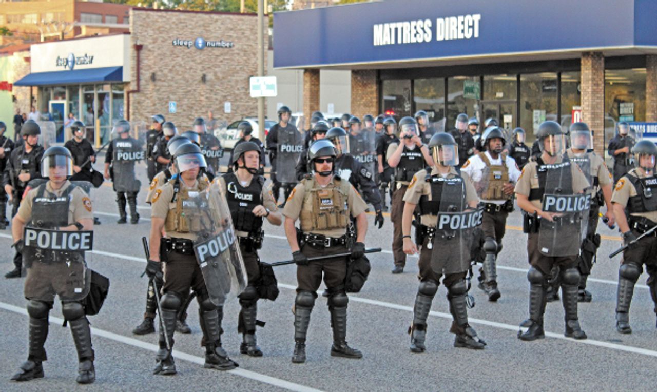 Hundreds of riot police descend on peaceful protesters in St. Louis