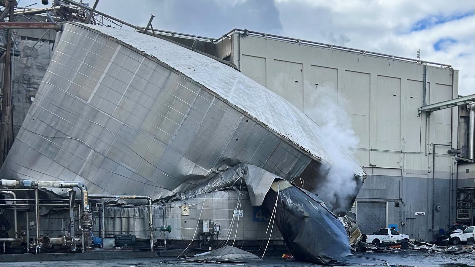 Industrial slaughter in Washington: 1 dead, 9 missing after chemical tank implosion at paper mill
