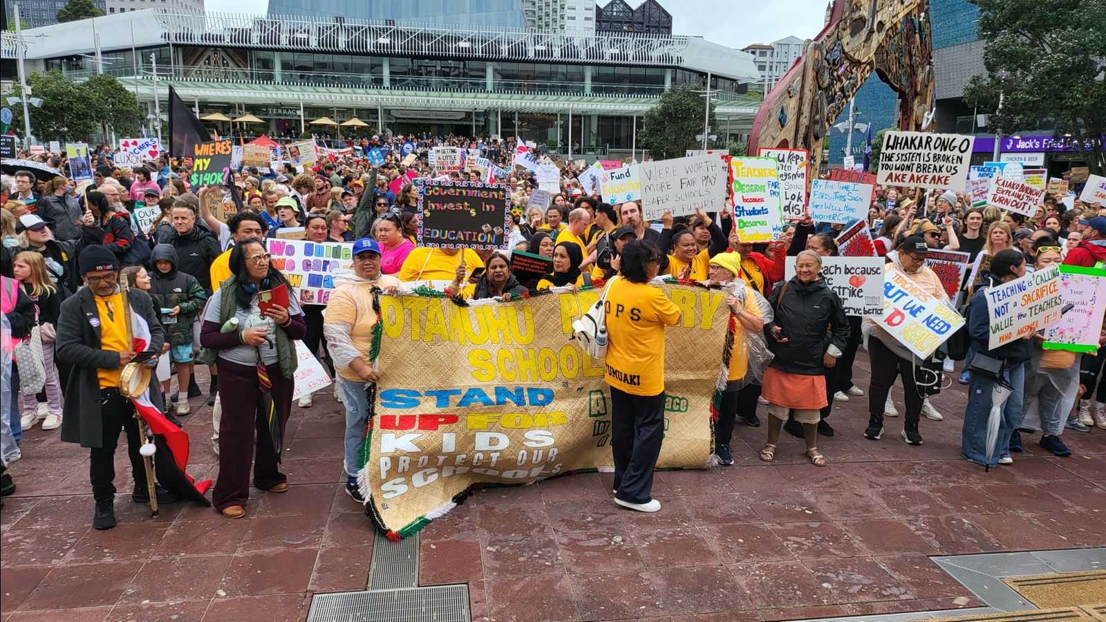 New Zealand primary school teachers reject pay-cutting deal