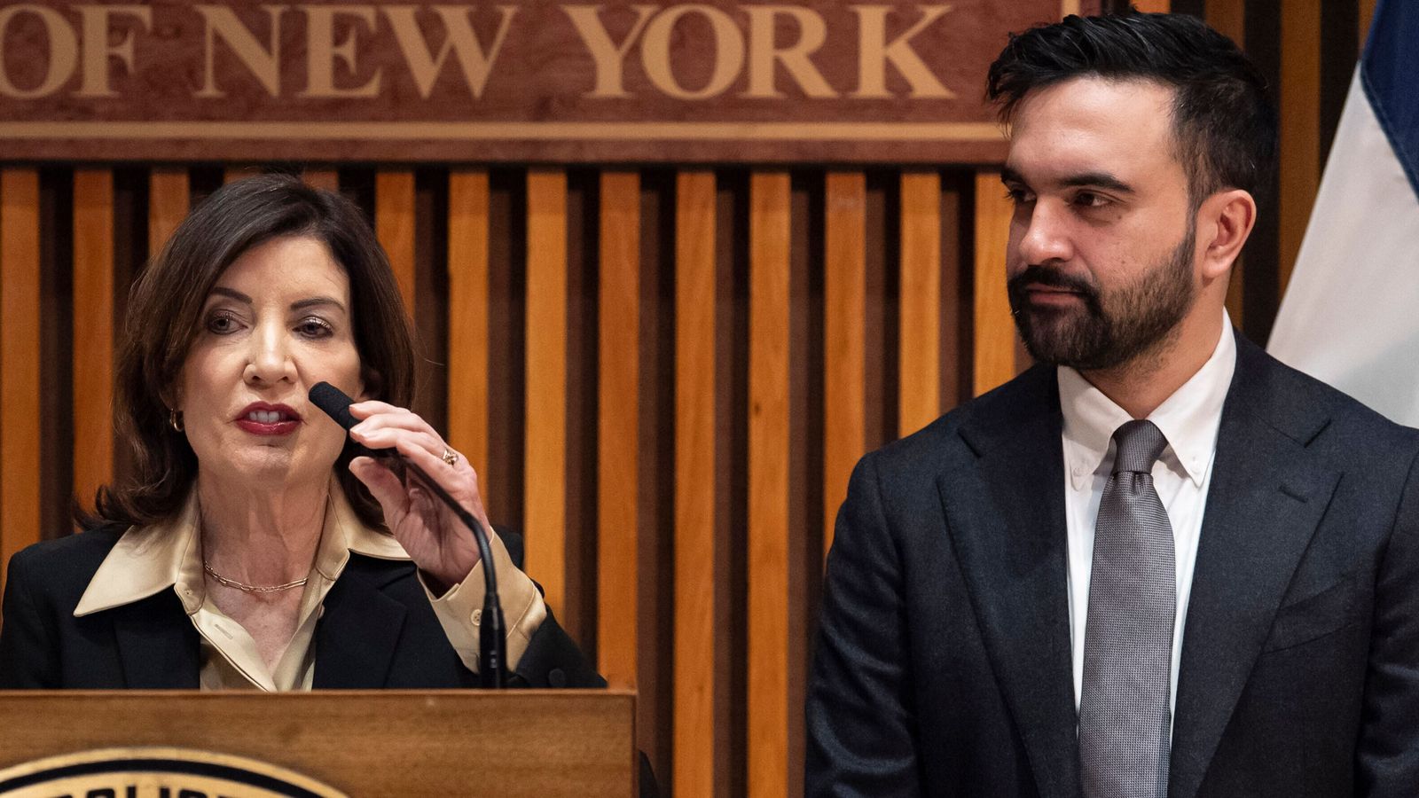 Mamdani-kr-nt-einen-Monat-des-Verrats-mit-seiner-Unterst-tzung-f-r-die-rechte-Demokratin-Kathy-Hochul