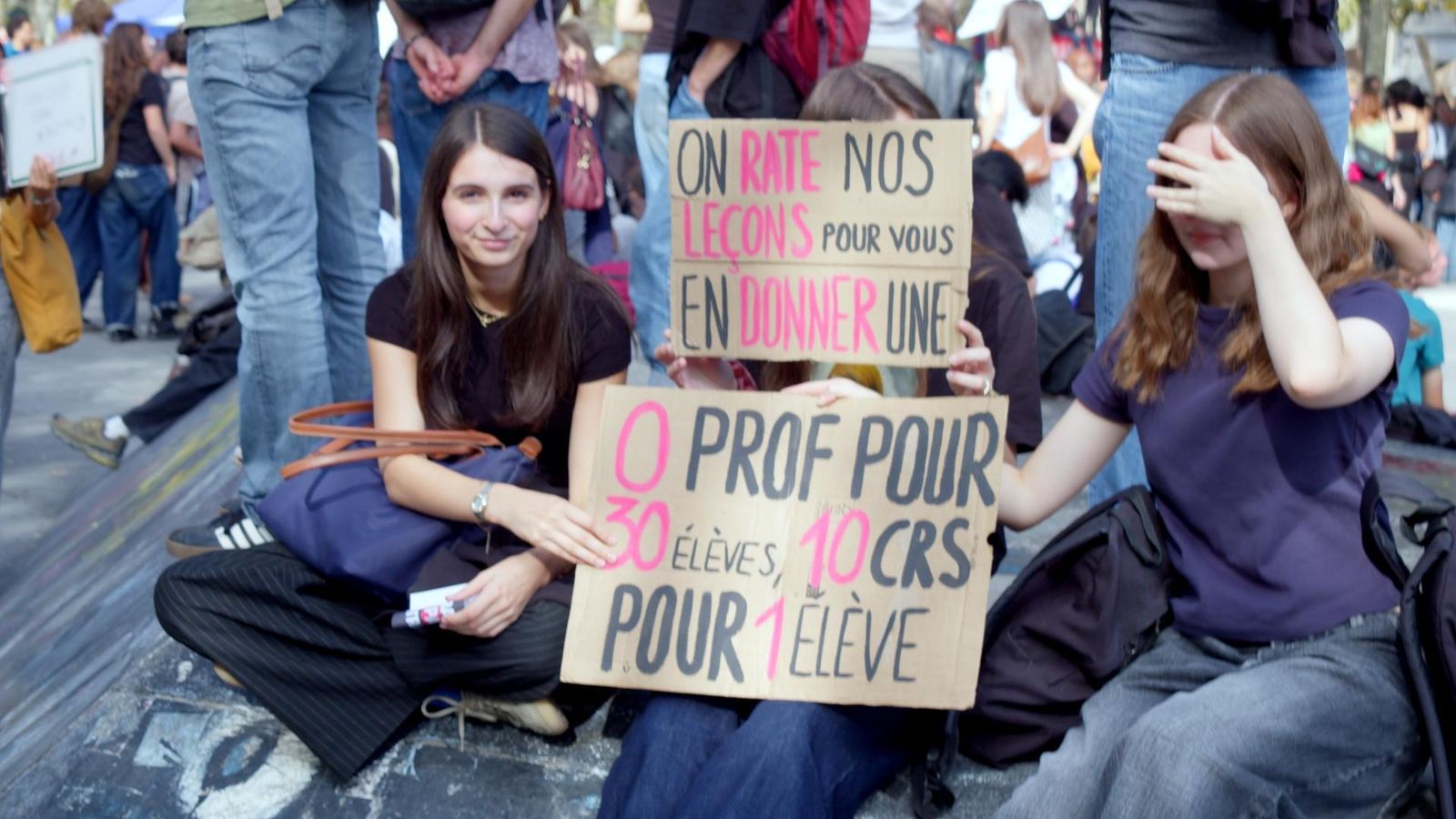 Les manifestations s'étendent en France, le gouvernement suspend les cours dans les lycées