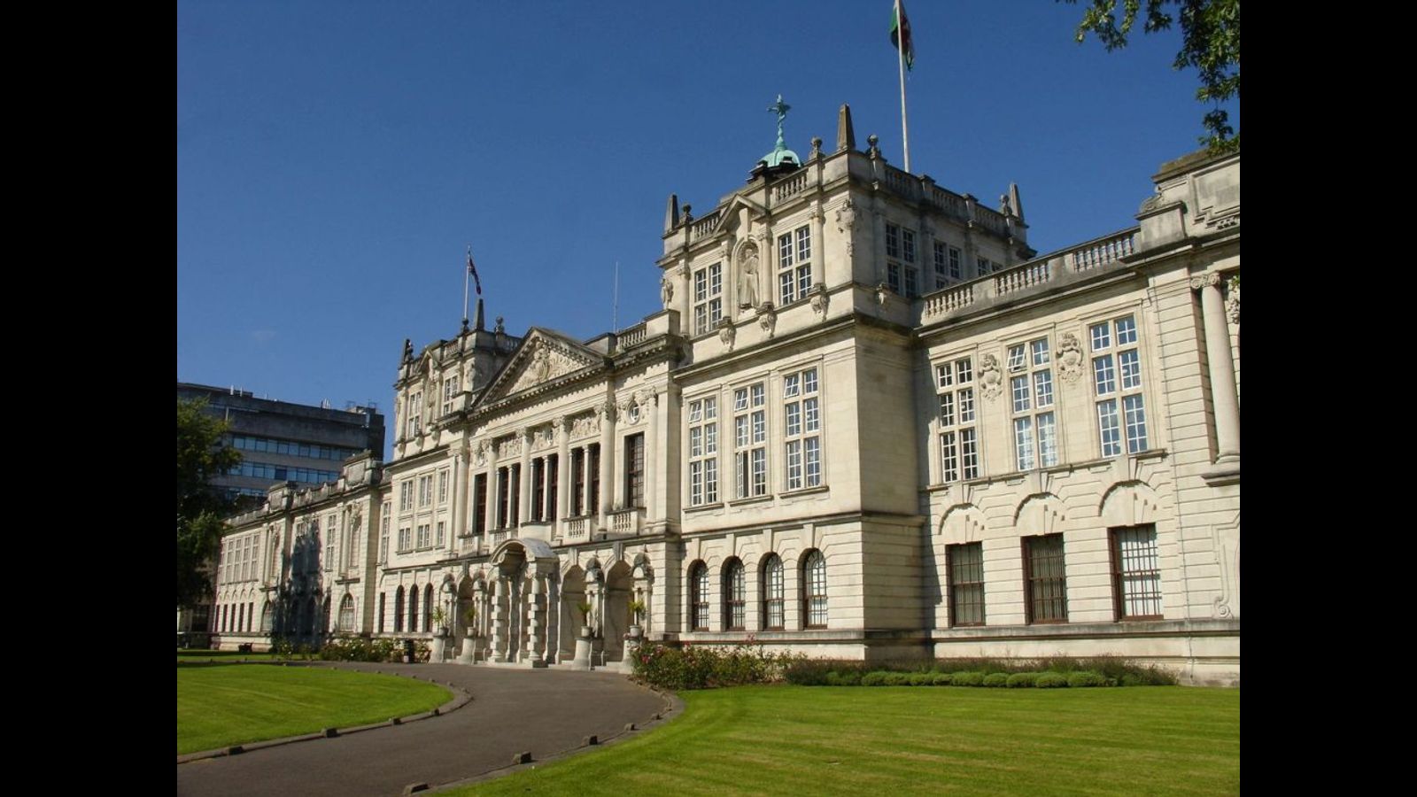 大規模なジョブカルは英国の大学で継続しています