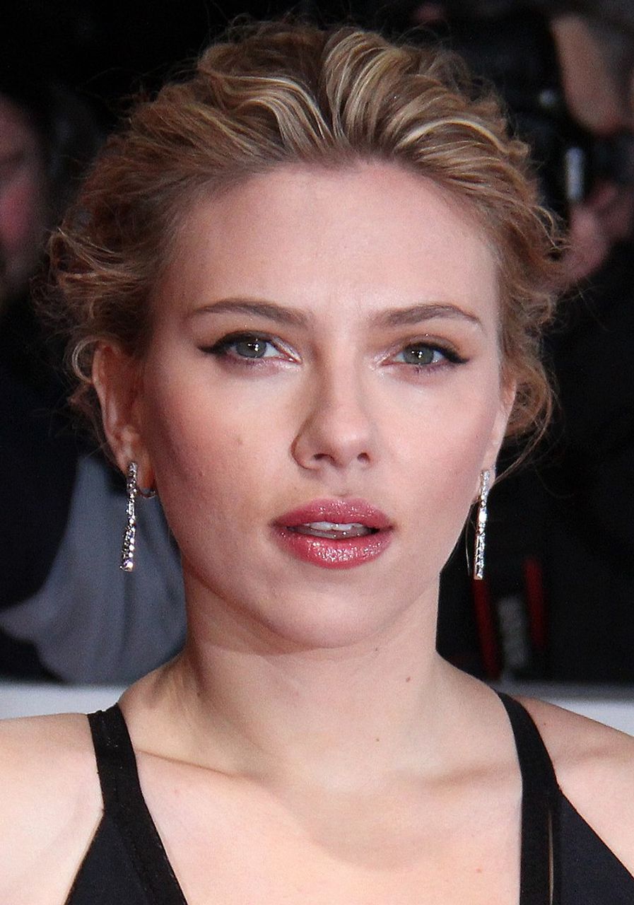 Actress Scarlett Johansson attacked for representing a “group to which ...