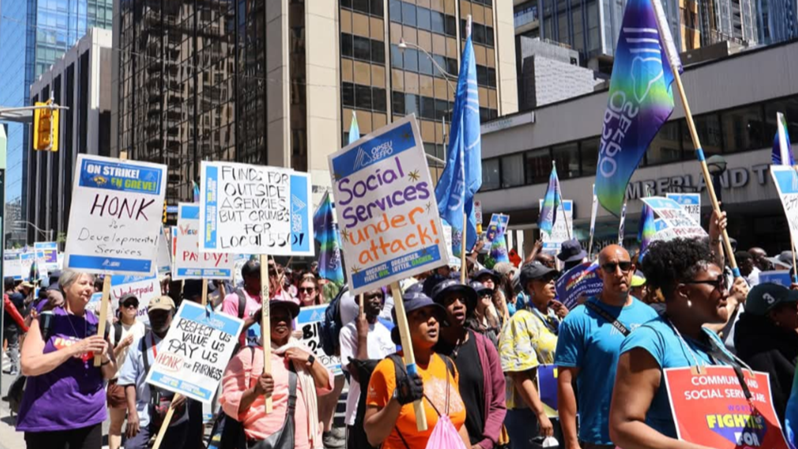 Déploiements policiers pour briser les piquets de grève des travailleurs des services communautaires de l’Ontario en arrêt de travail depuis six semaines