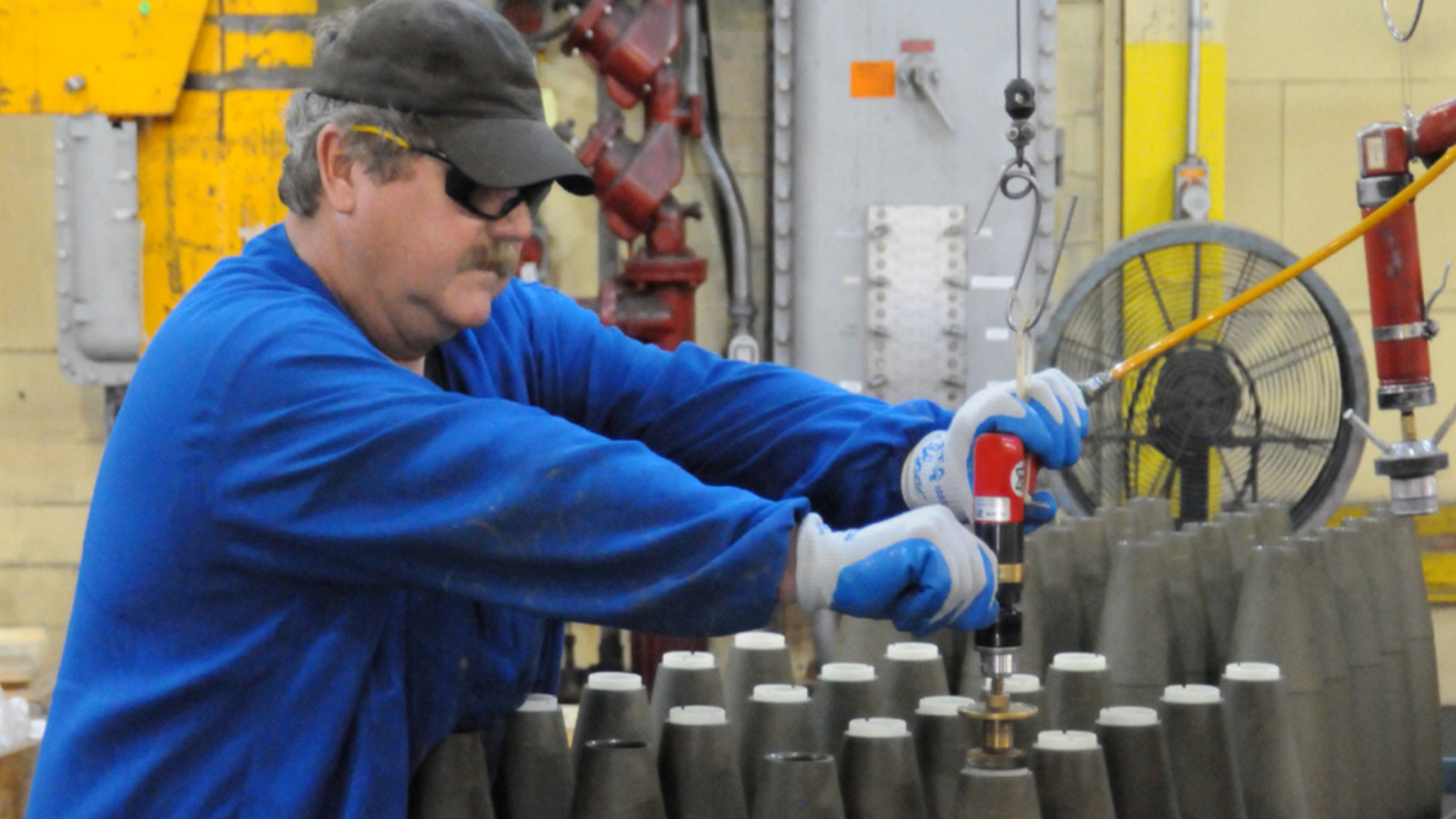 Fototapet tropisk | Frodige palmer på en fargerik bakgrunn — WonderMural, image size:1600x900