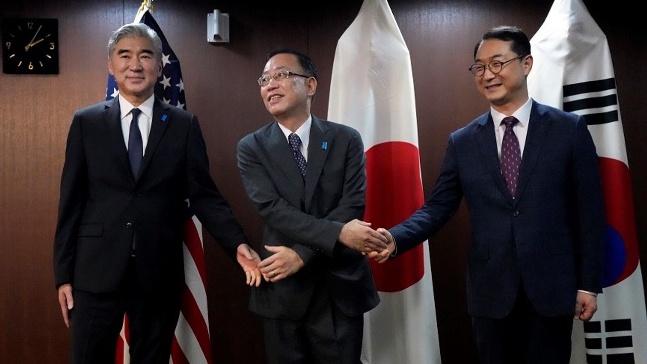 일본과 한국은 군사 협력을 개선하기 위해 노력하고 있습니다