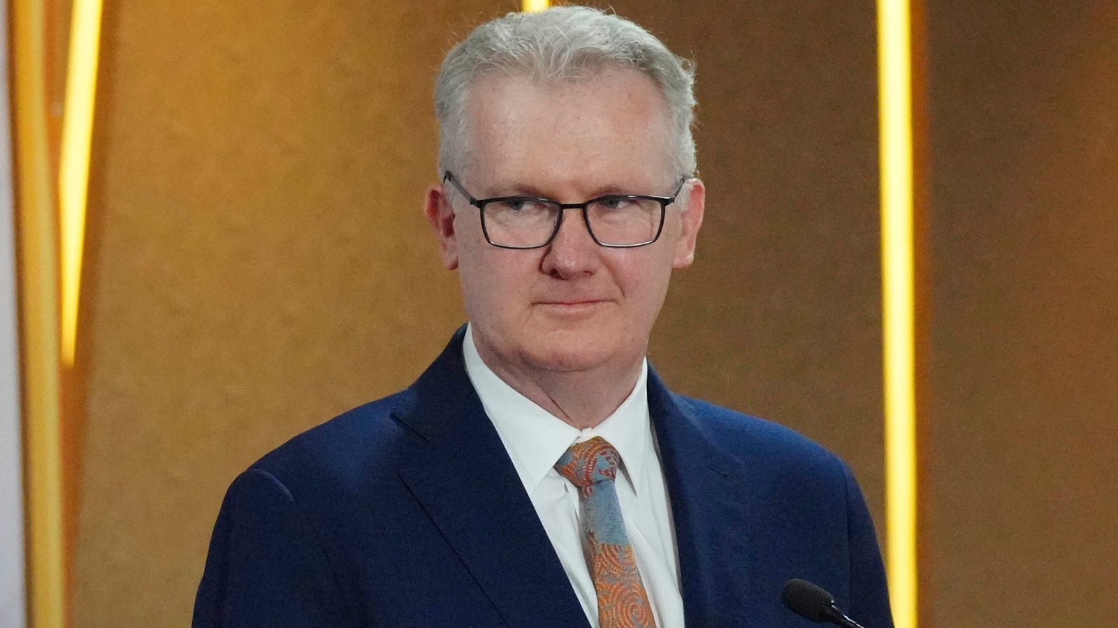 Australian government rushes in visa ban on people trapped in Middle East war