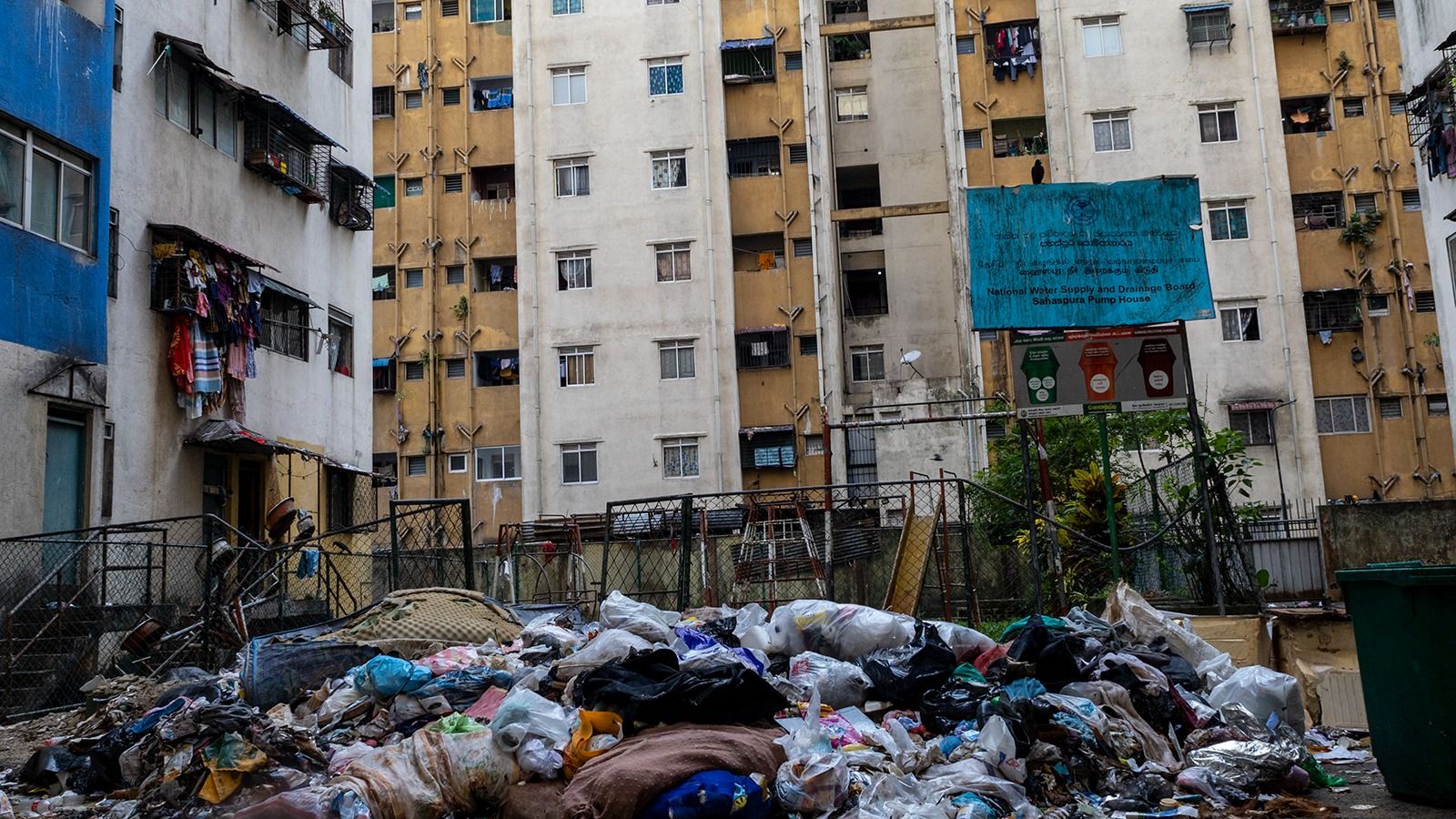 Sri Lanka: Residents in Colombo housing complex protest dilapidated conditions