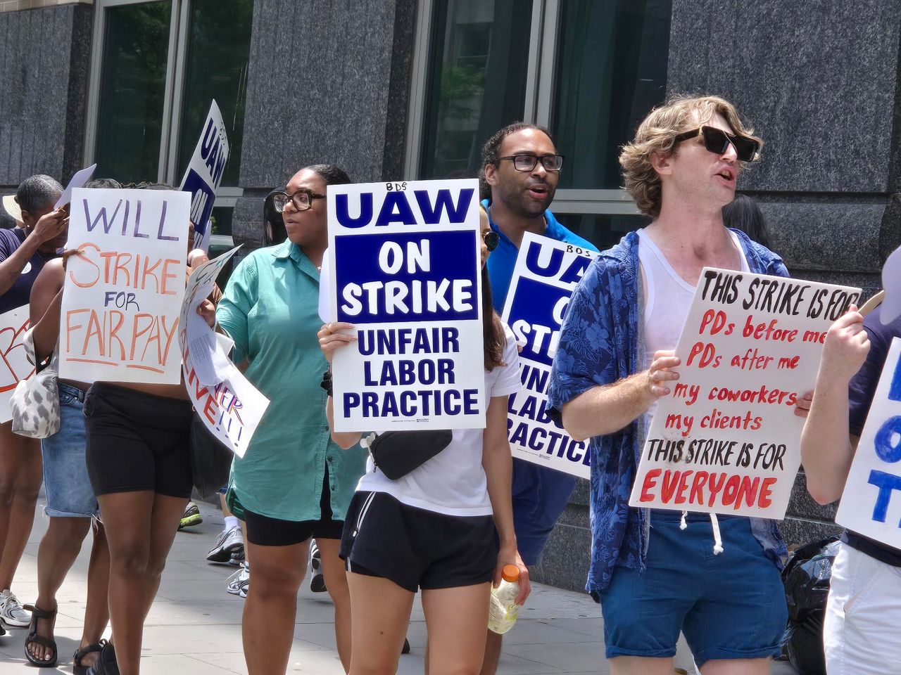 wsws.org - Hundreds of public defender workers in Michigan, New York and Texas strike to defend healthcare benefits and pay