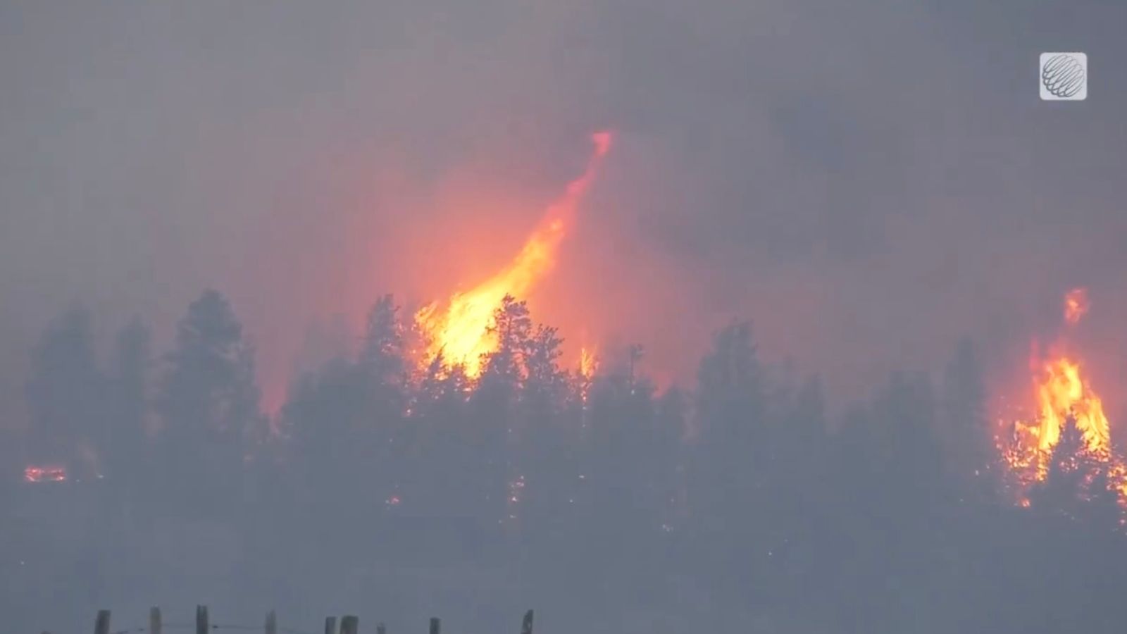 Des milliers de personnes évacuent leur domicile alors que des feux de forêt font rage partout au Canada