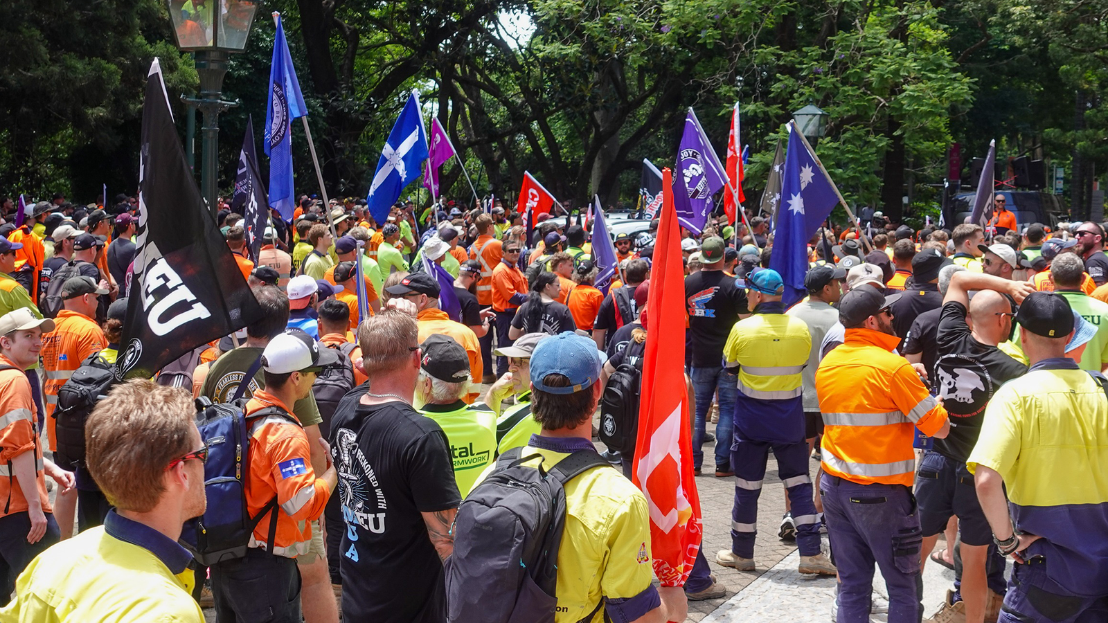 Queensland building workers protest Liberal government attack on safety ...