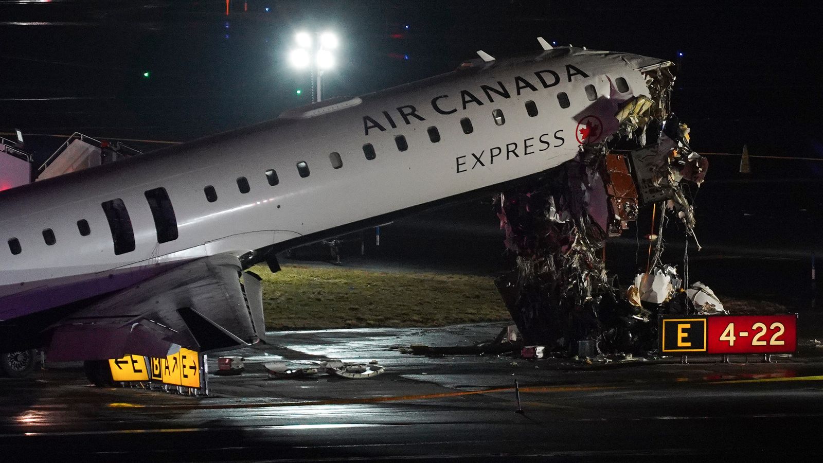 Deux pilotes meurent dans une collision entre un avion et un camion à l’aéroport LaGuardia